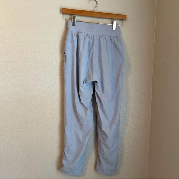 Lululemon Women’s Beyond the Studio High Rise Crop in Blue Linen, Size 2 - Picture 8 of 14